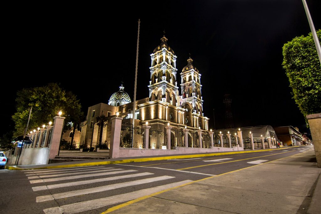 Encendido de catedral con show puro musical