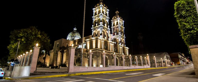 Encendido de catedral con show puro musical